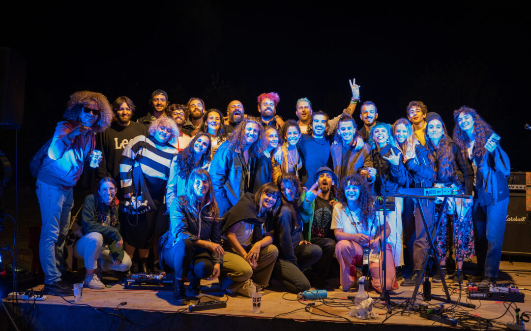 Gruppo di giovani dell'associazione Humus a un evento