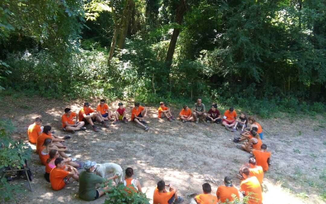 Gruppo di volontari di Explora Campus in cerchio in un bosco