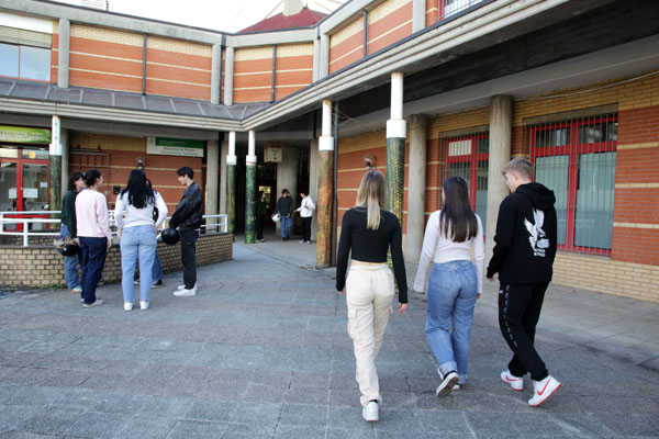 Un gruppo di ragazze e ragazzi entra al Consultorio di Rimini