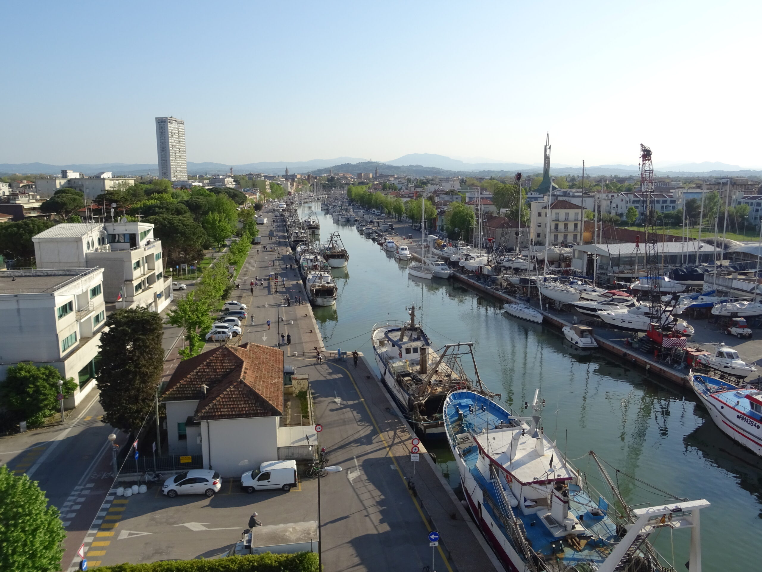 Rimini vista dall'alto con il porto e il suo grattacielo
