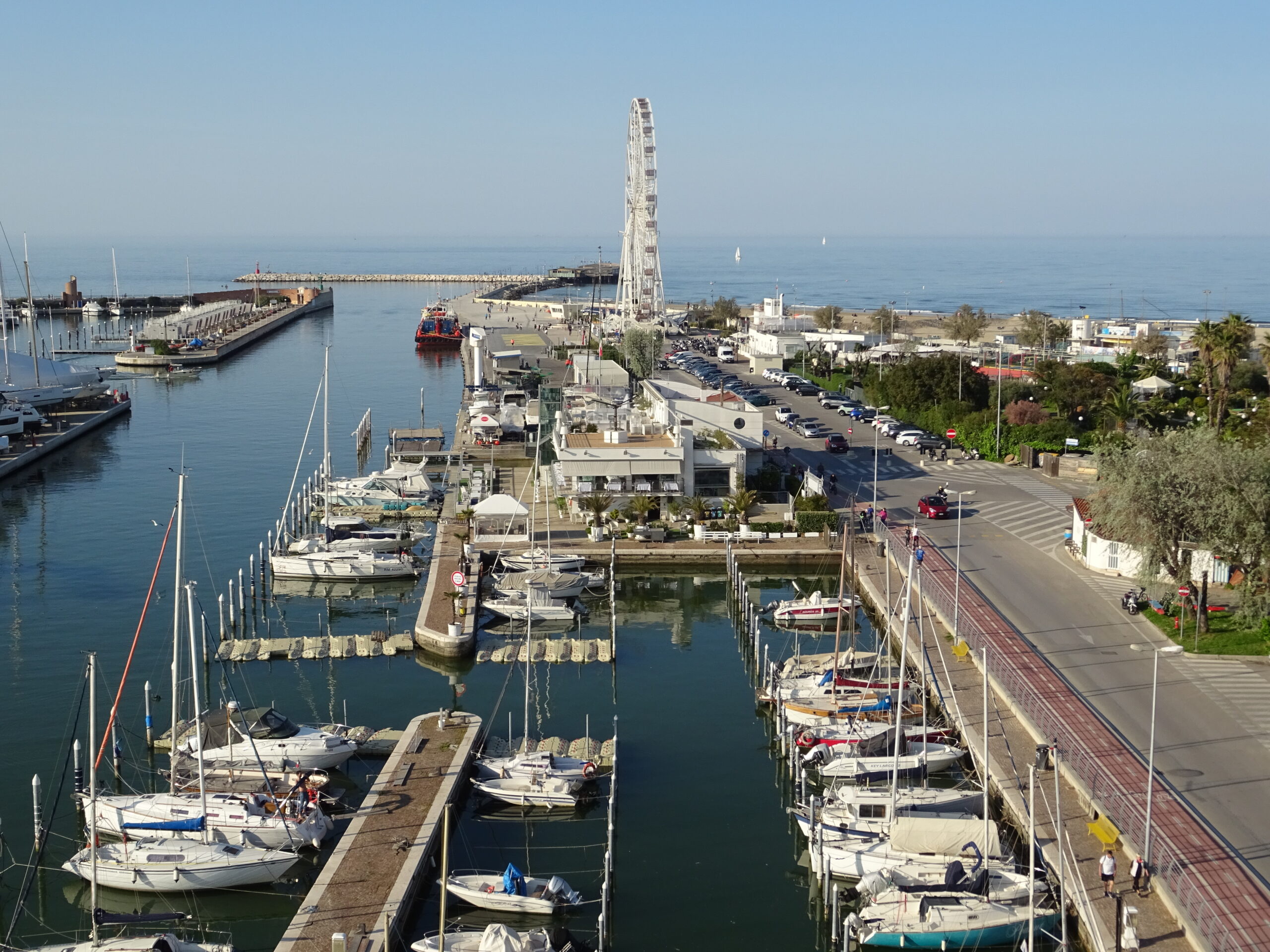 Il porto di Rimini visto dall'alto, con la Ruota panoramica e le barche