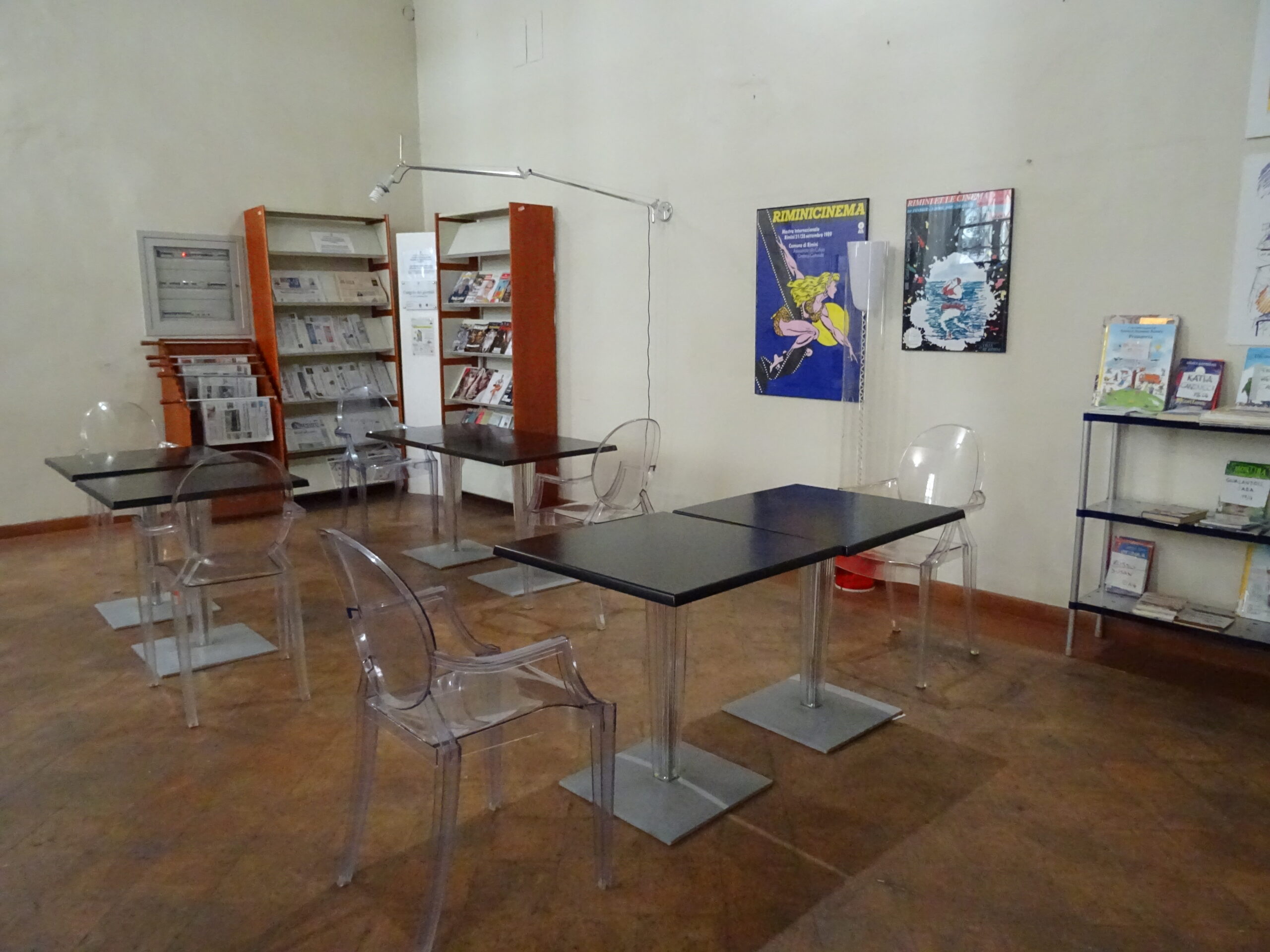 L'Emeroteca di Rimini con tavoli e sedie e giornali e riviste consultabili