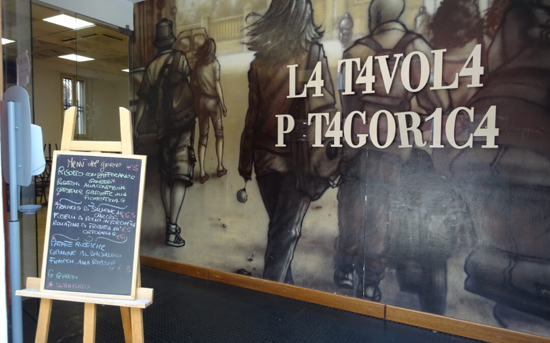 Ingresso del ristorante self-service La tavola Pitagorica con il murales realizzato da Eron