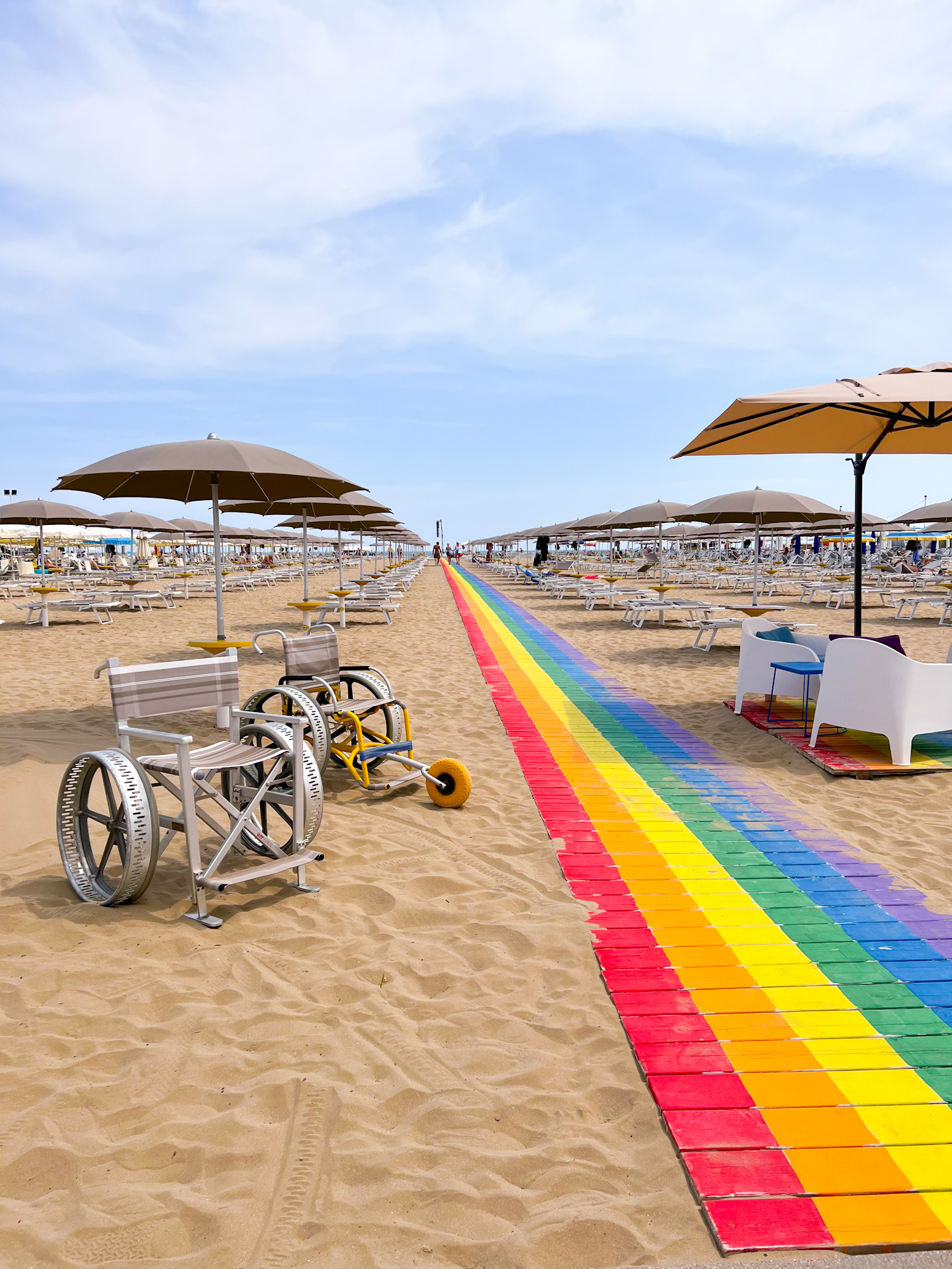 La spiaggia del Bagno 27 di Rimini con la passerella arcobaleno e le carrozzine attrezzate per accedere anche all'acqua