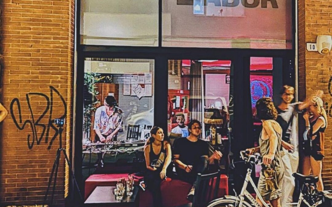 Ingresso del locale Labor con un gruppo di giovani che arrivano e altri già all'interno