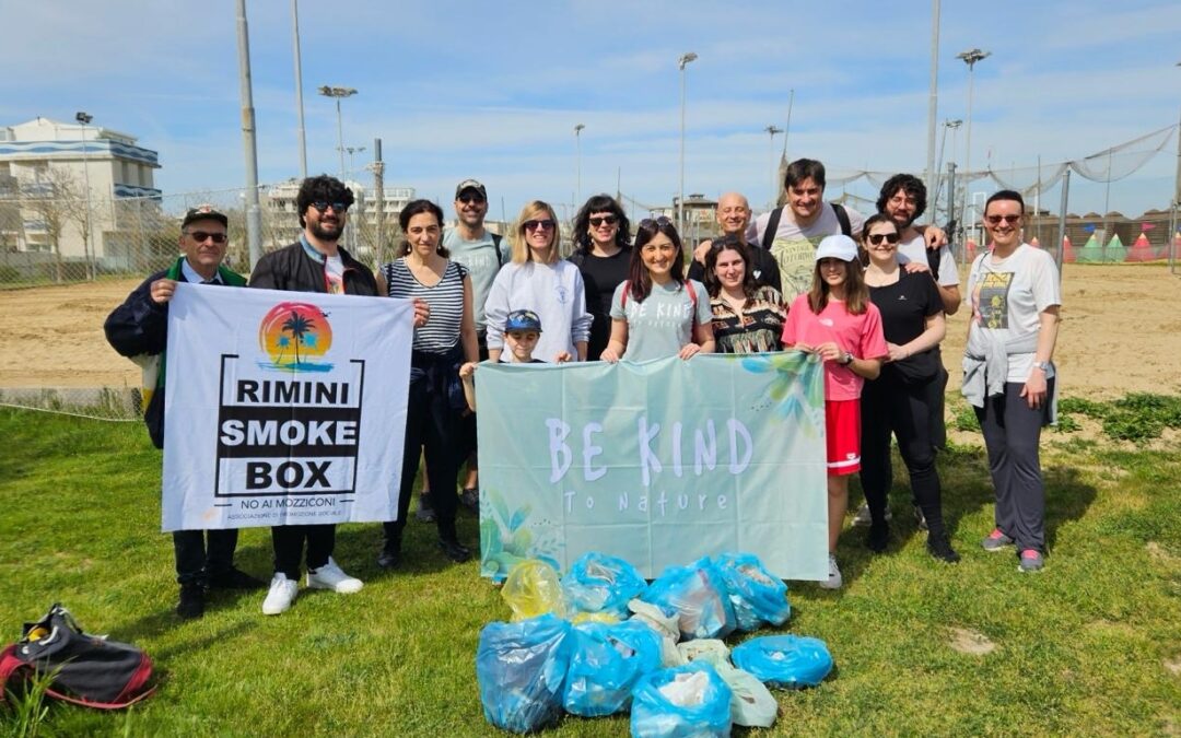 Volontarie e volontari di Be Kind dopo una raccolta rifiuti