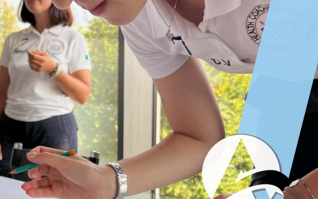 Una ragazza che partecipa al progetto per giovani di Health Coach scrive su un foglio, sullo sfondo un'altra ragazza