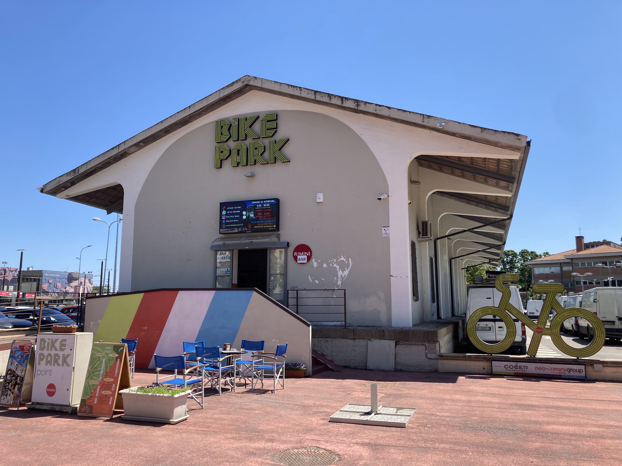 L'edificio del Bike park alla stazione di Rimini con il suo deposito biciclette e gli altri servizi tra cui il bar.