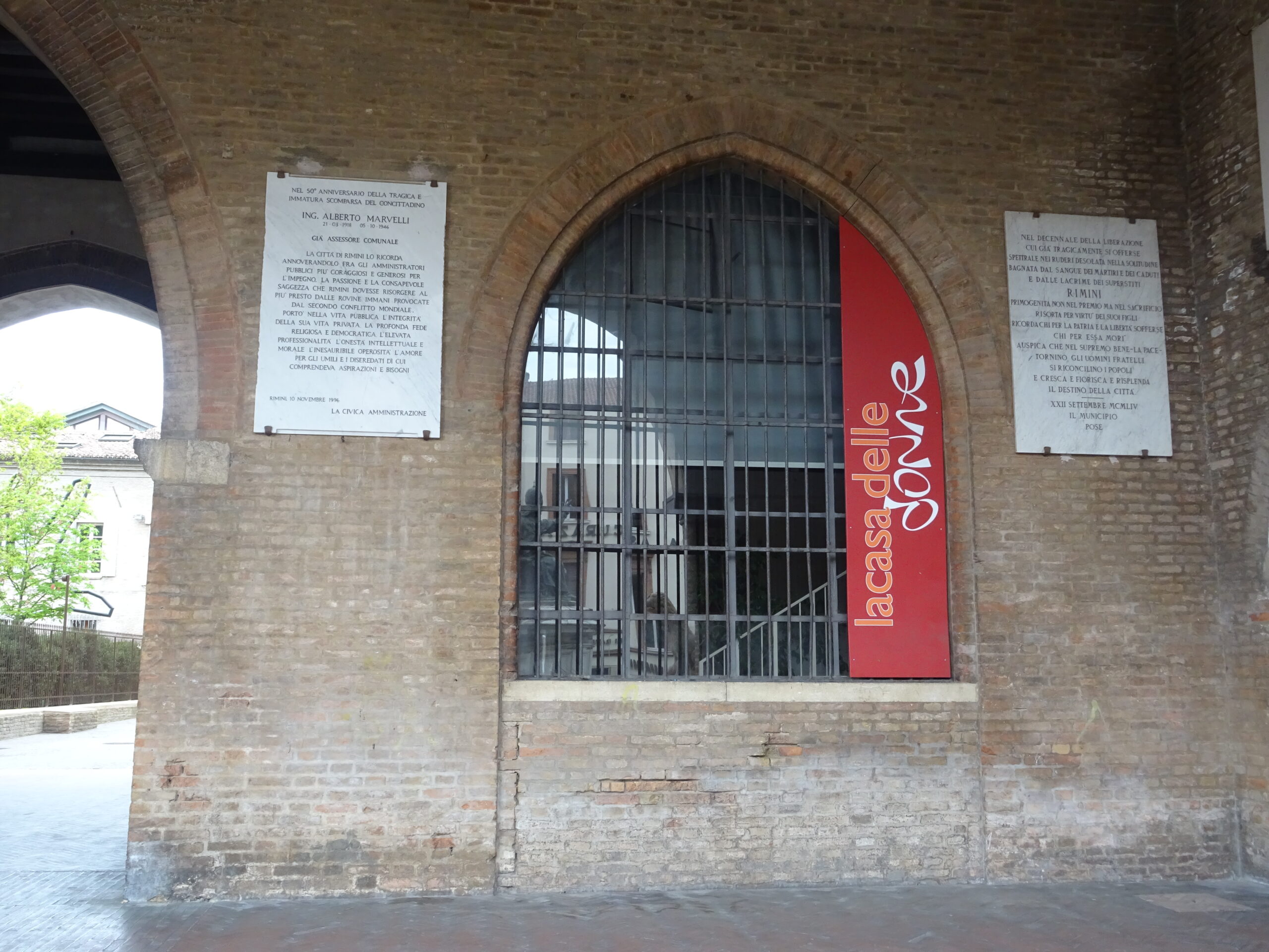 Ingresso de La Casa delle donne in piazza Cavour a Rimini