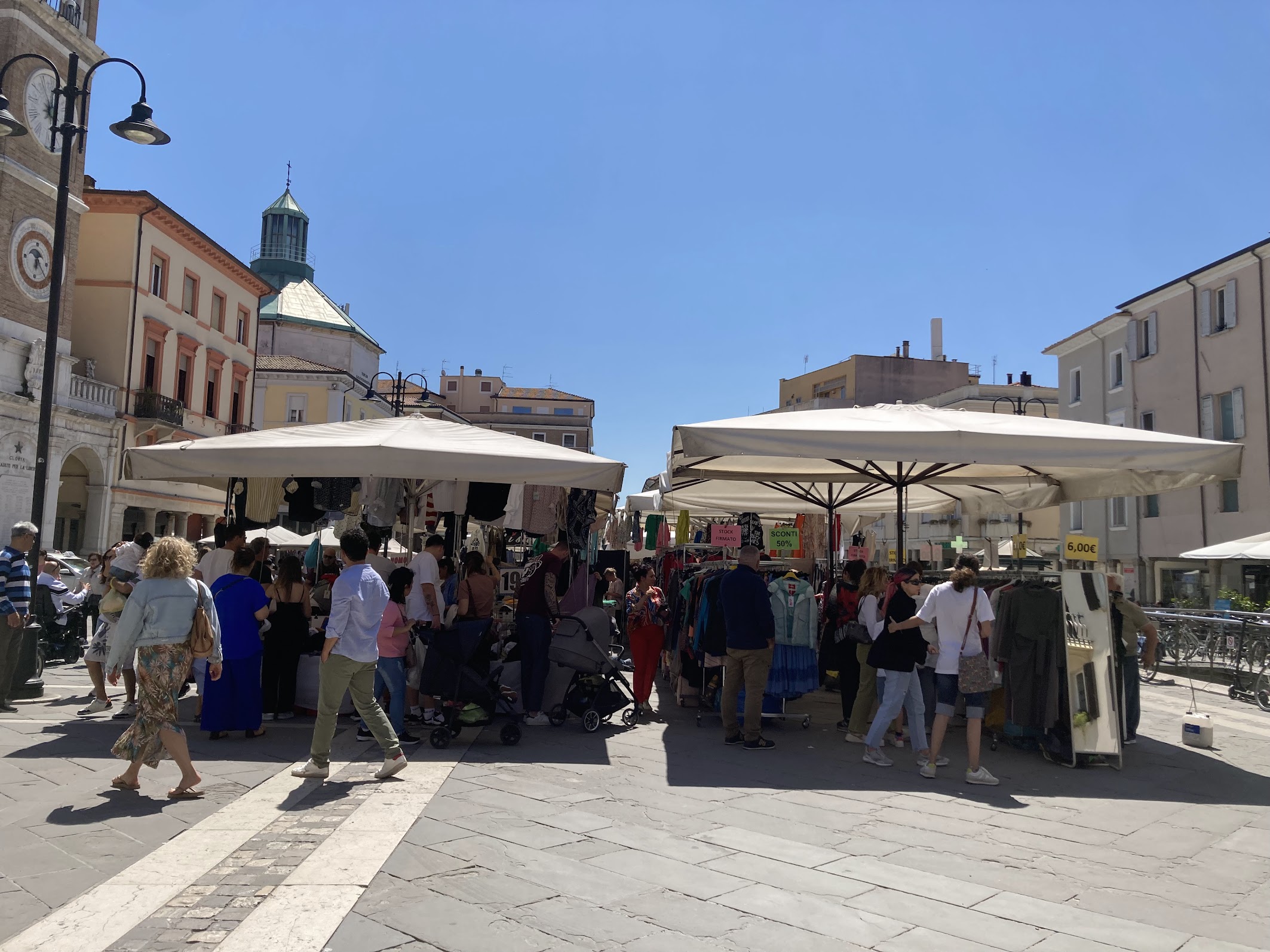 Banchi del mercato in piazza Tre Martiri a Rimini