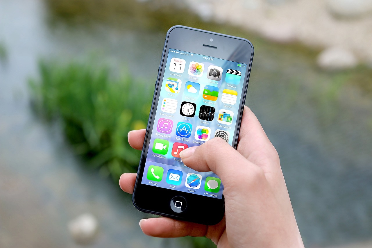 Persona che tiene in mano un cellulare