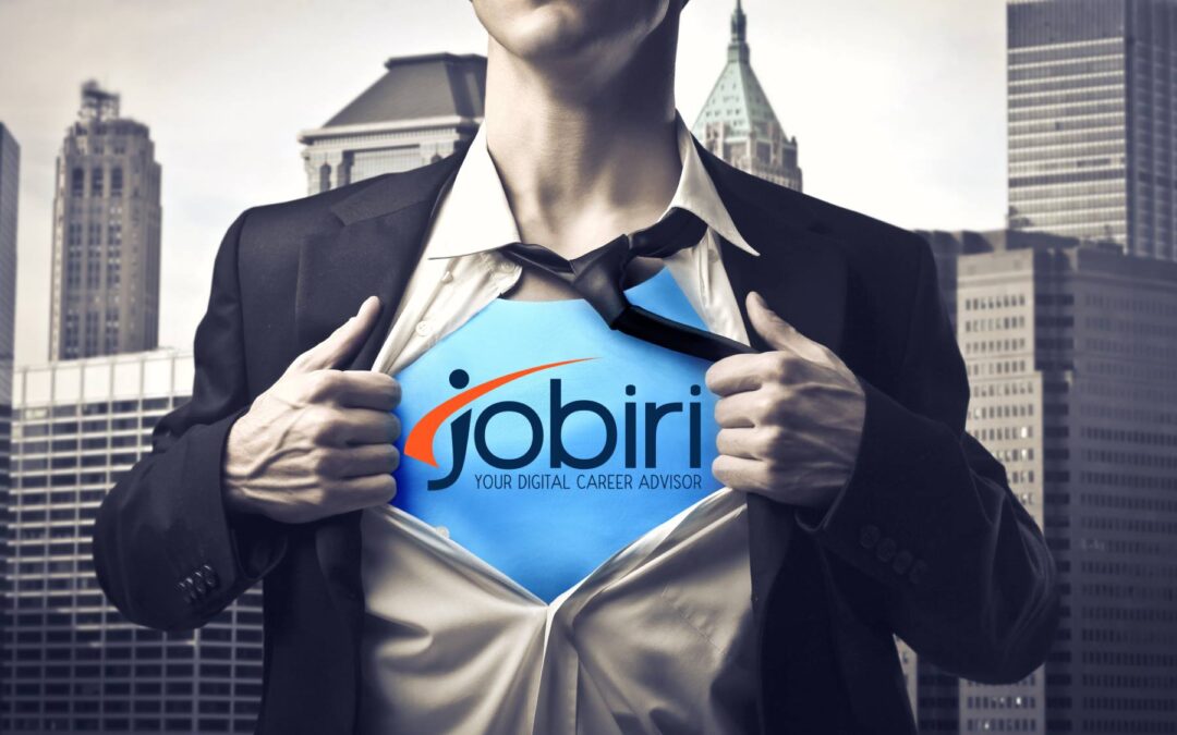 Un uomo si apre la camicia e ha una tshirt con il logo Jobiri