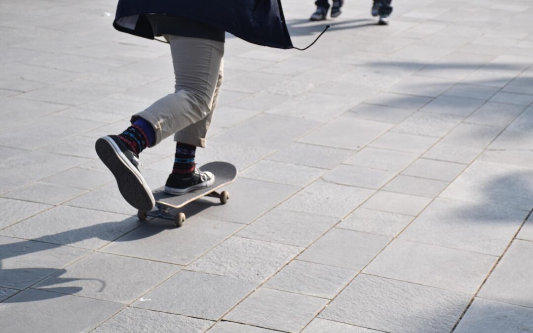 Giovane su uno skateboard