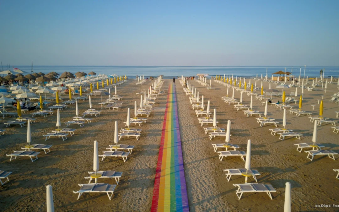 📣 CoRNer va… on the beach! Cerchiamo speaker, volontari/e e realtà giovanili di Rimini, Bellaria e Valmarecchia