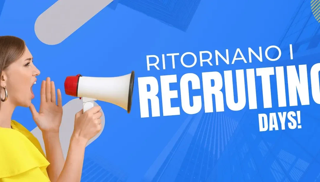 Una ragazza con un megafono invita a partecipare ai Recruiting days