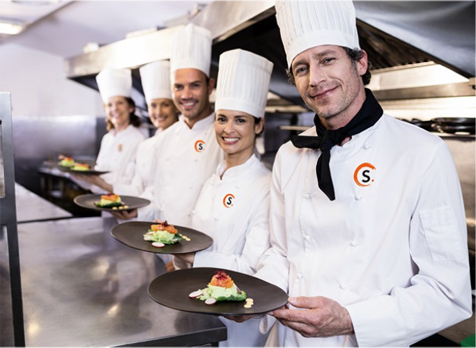 Un gruppo di chef di Summertrade mostra i suoi piatti