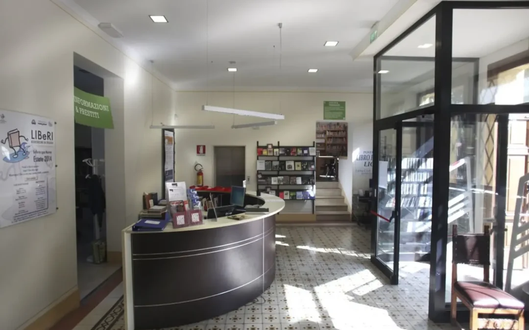 Ingresso della Biblioteca Panzini a Bellaria con bancone e scaffali