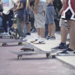 Una serie di ragazzi in fila sullo skate
