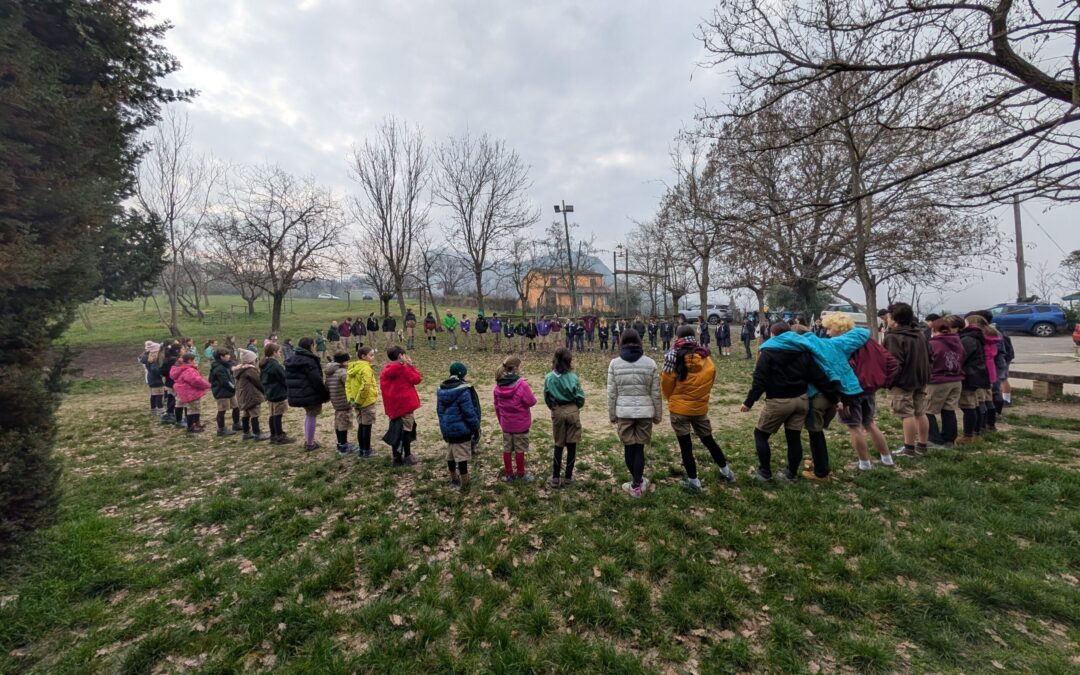 Scout Cngei di Bellaria Igea Marina in cerchio in un prato