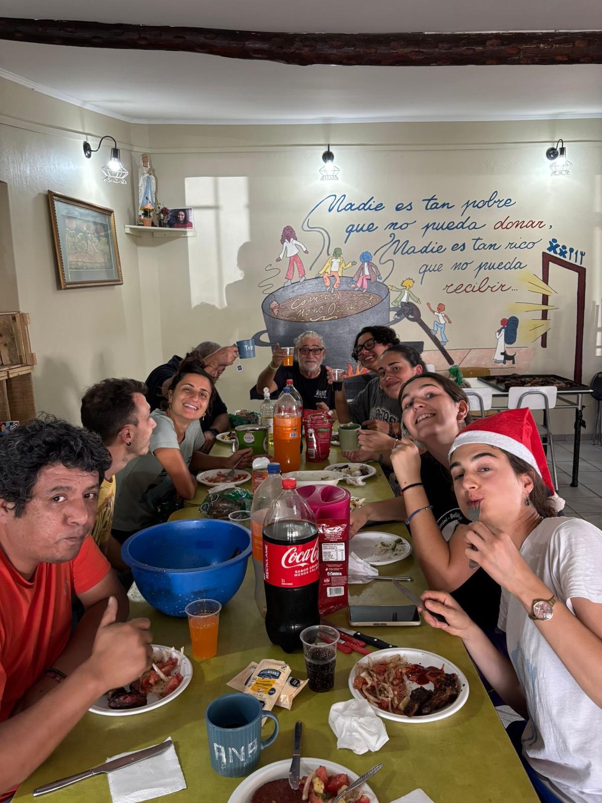 Comedor Nonno Oreste in Cile. Tavolata di persone che mangiano