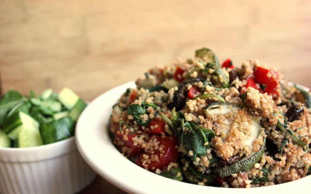 Un piatto di cous cous e una ciotola con delle verdure
