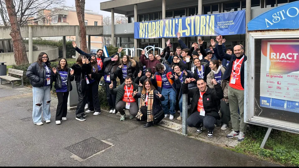Foto di gruppo dei partecipanti di Riact di fronte all'ex Cinema Astoria