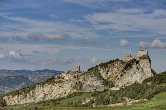 Due giornate tra Pietracuta, San Leo e Montemaggio: trekking, incontri, visite e un documentario
