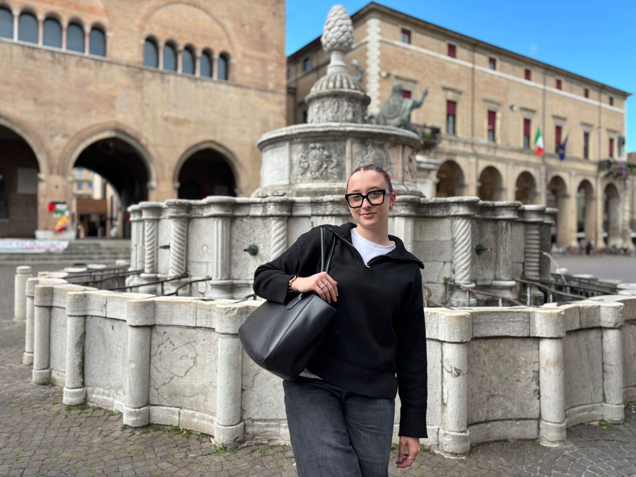 Dalila e sullo sfondo la Fontana della Pigna e piazza Cavour a Rimini