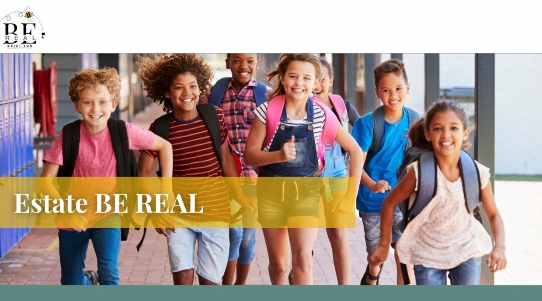 Estate Be Real con un gruppo di bimbi che corrono in un corridoio