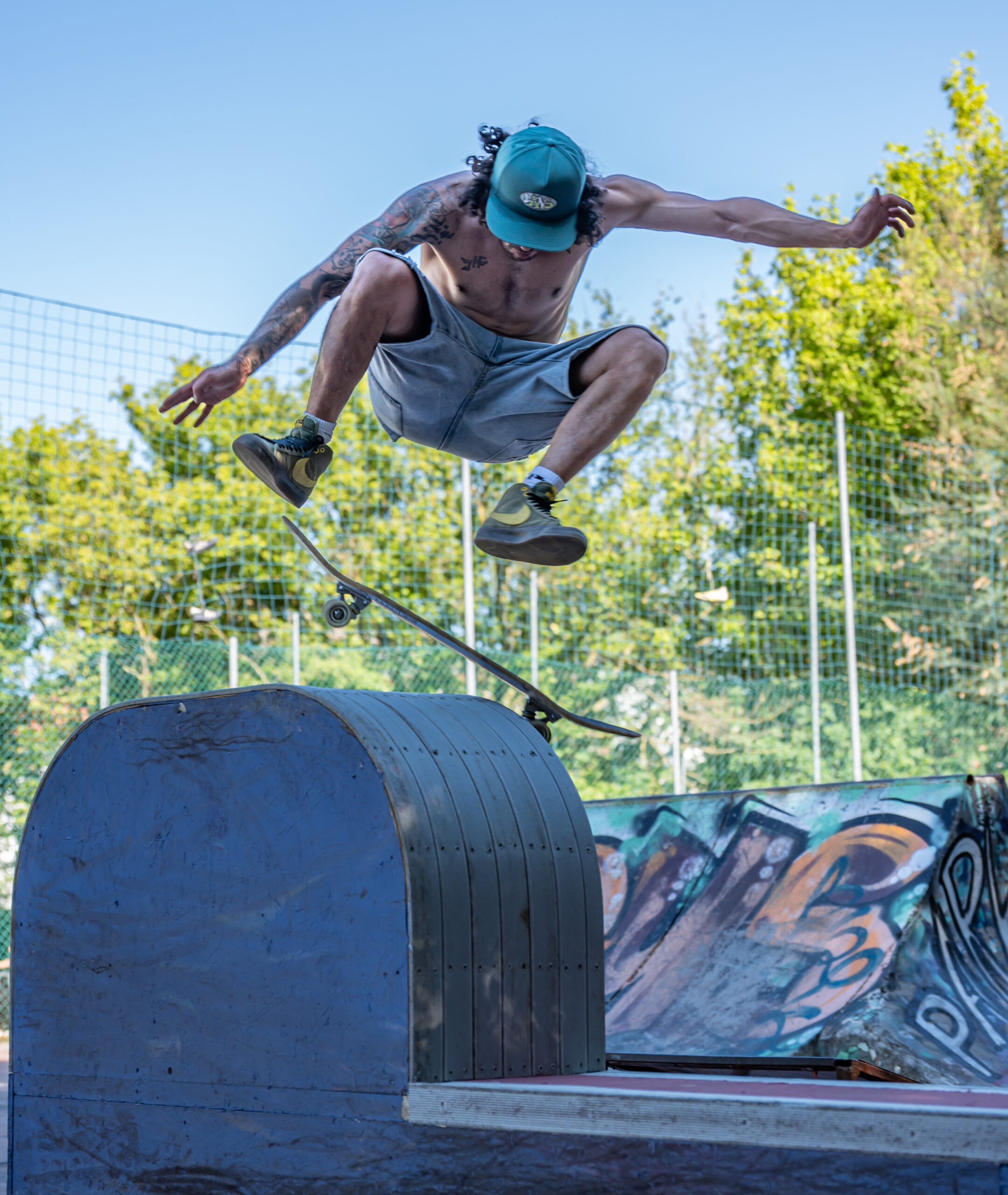 Uno skater in acrobazia