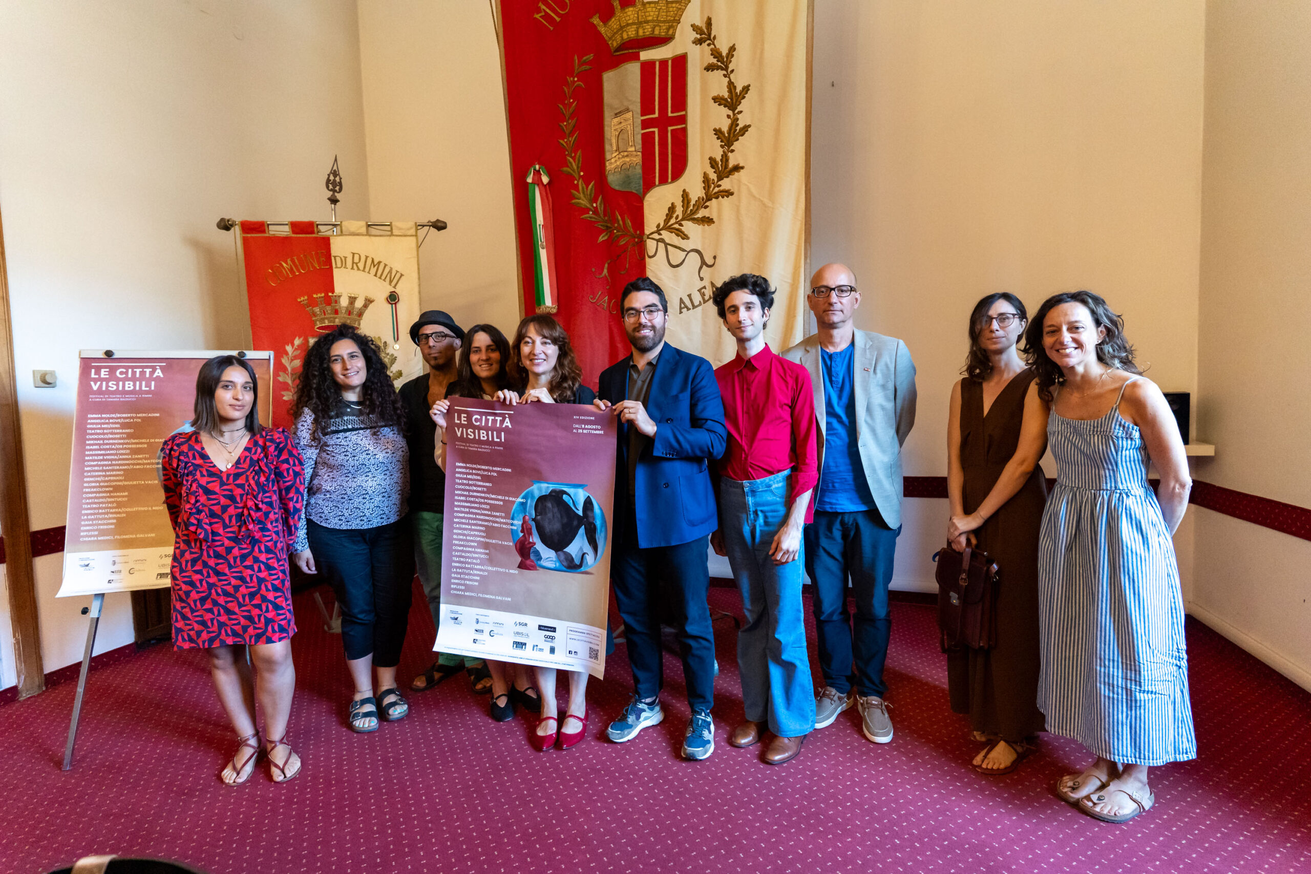Una foto di gruppo del team de Le Citt&agrave; Visibili alla conferenza stampa in Comune