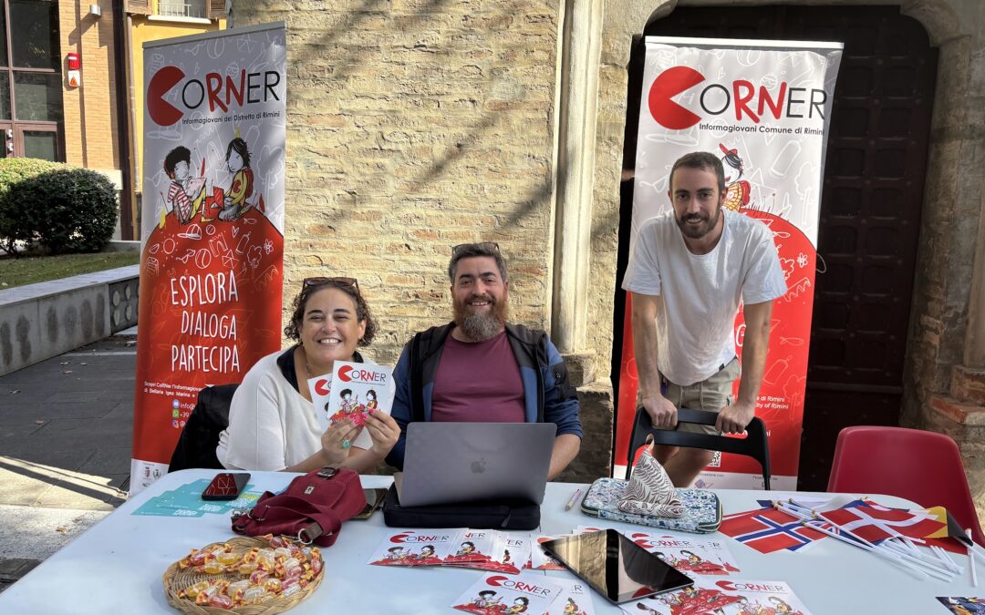 Lo staff di CoRNer con uno stand nel cortile dell'Università