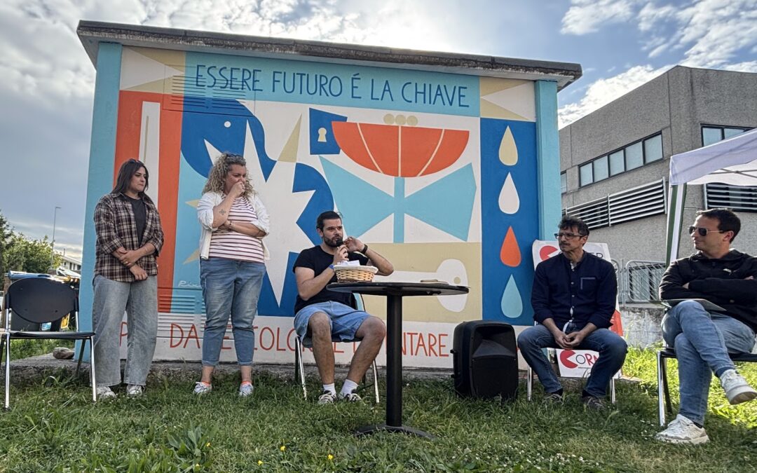 L'esterno del Kas8 con gli educatori, sullo sfondo un murales